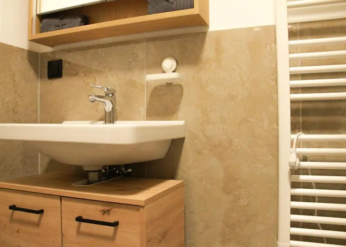 Stylish Penthouse With Free Parking דירה *