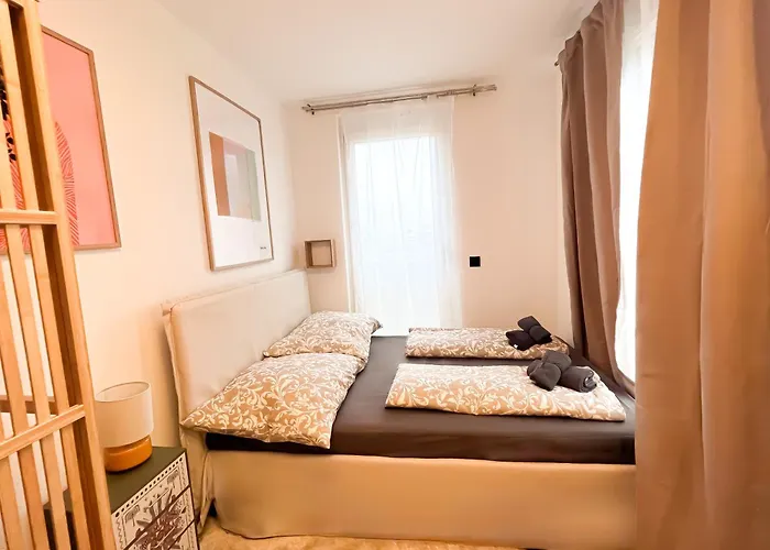 Stylish Penthouse With Free Parking דירה