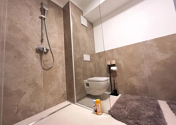 Stylish Penthouse With Free Parking דירה *